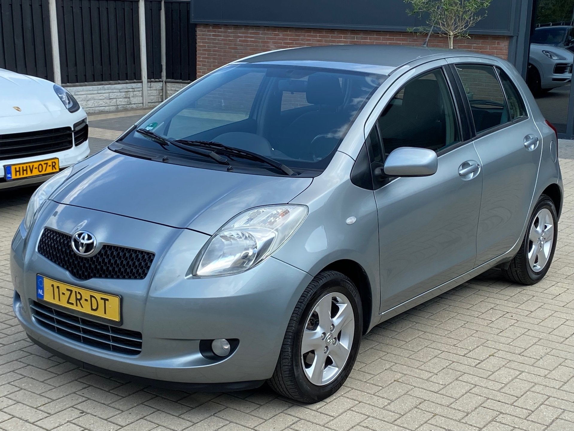 Toyota Yaris 1.3 VVTi NIEUWSTAAT AUTOMAAT 5 DEURS CLIMA L.M., Stof, 750 kg, 4 cilinders, Automatische klimaatregeling