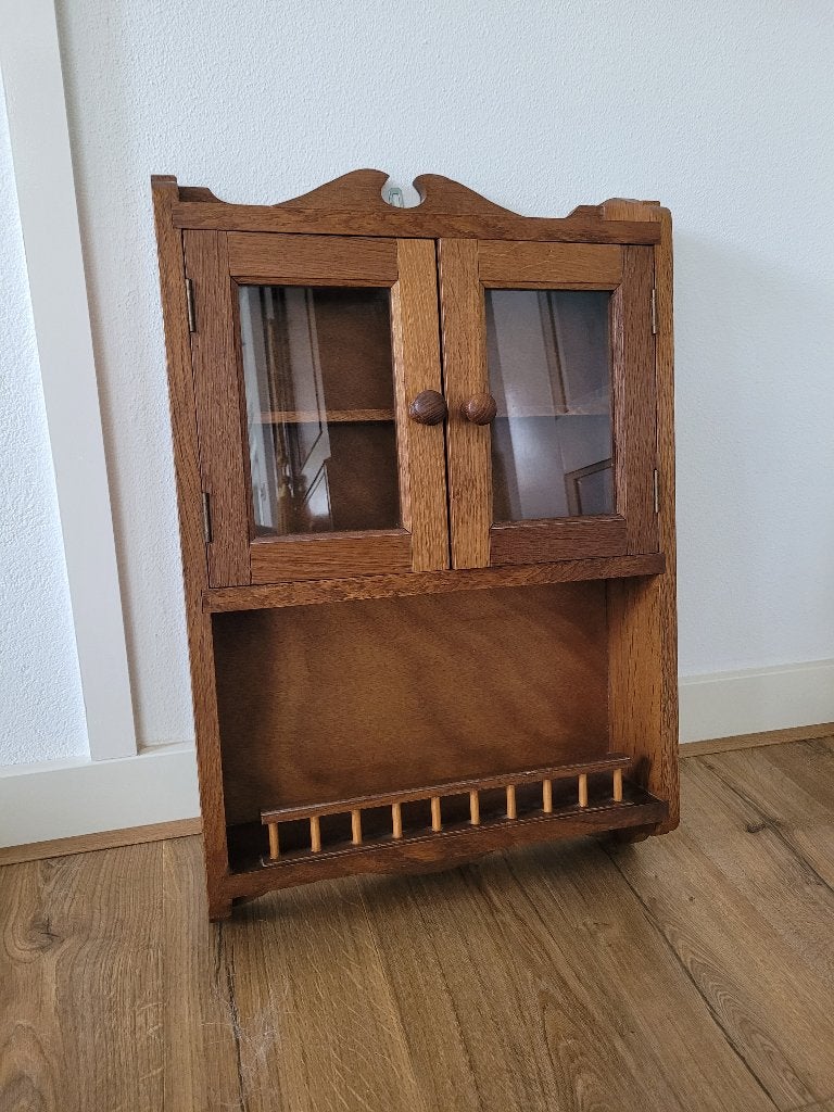 Houten wandkastje met deurtjes met glas en rekje, Ophalen