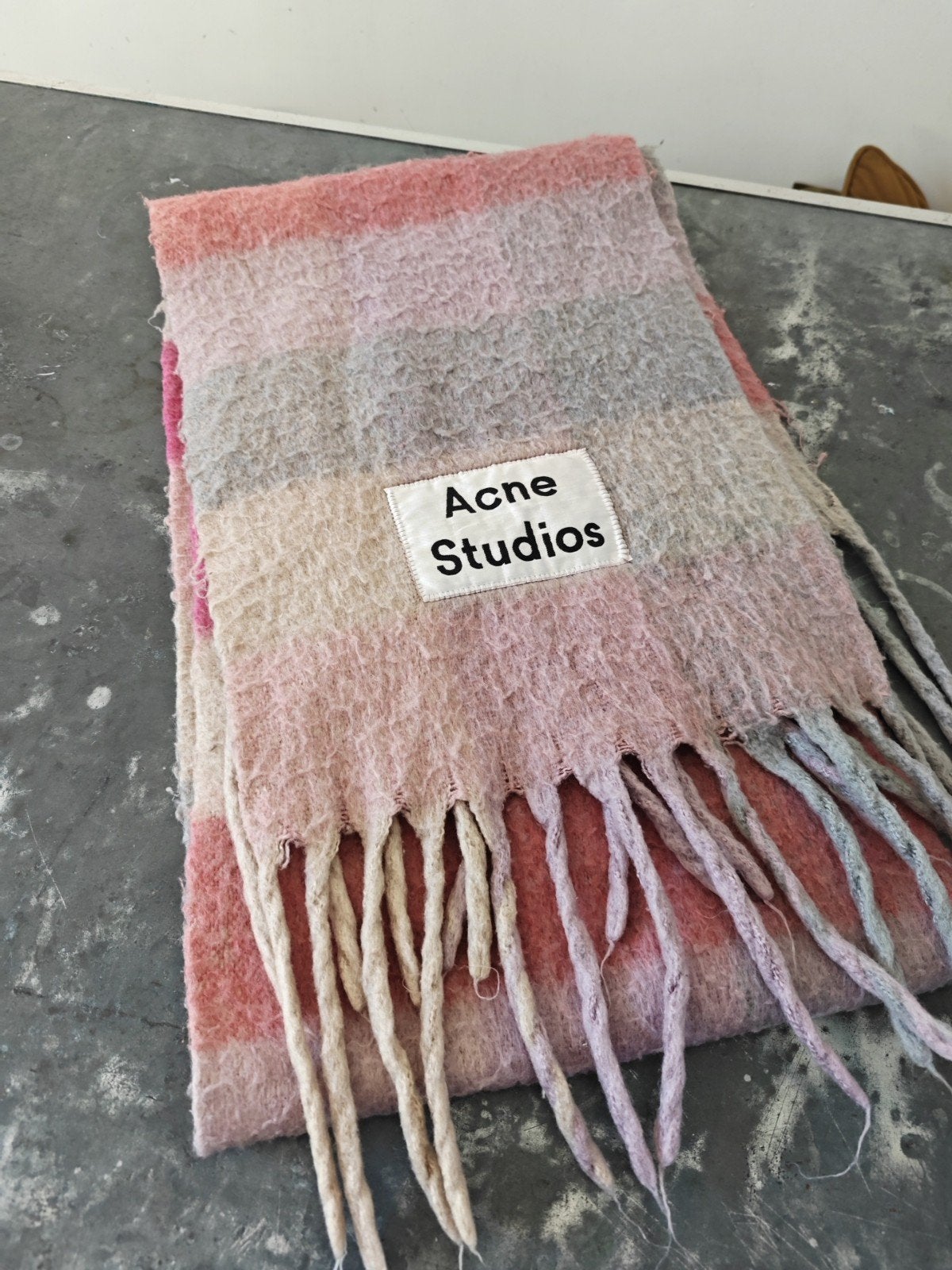 Acne Studios sjaal - perfect voor de winter!, Acne Studios, Ophalen of Verzenden, Zo goed als nieuw, Sjaal