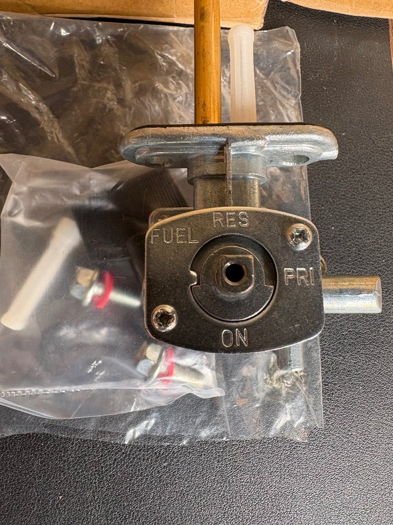 9 sets  Suzuki gastank benzinekraan, Motoren, Ophalen of Verzenden, Nieuw