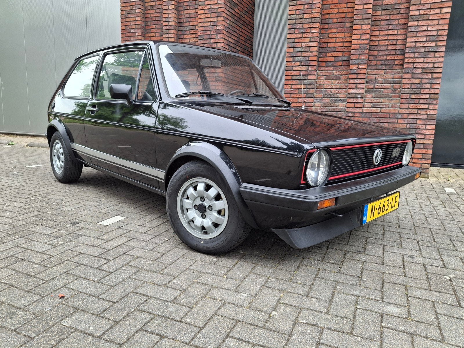 Volkswagen Golf 1 GTI 1.8 DX (1983), Auto's, Voorwielaandrijving, 4 stoelen, Leder en Stof, Zwart