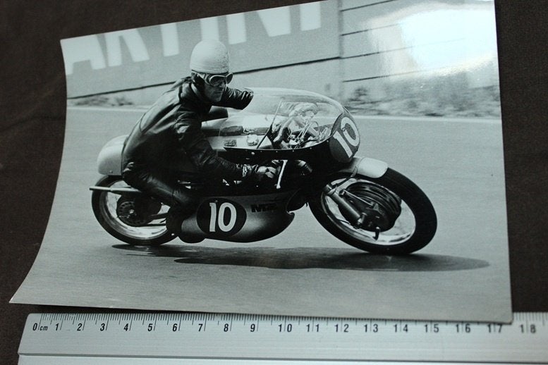 Foto Heinz Rosner motorfiets coureur op MZ 1969, Ophalen of Verzenden, Gelezen