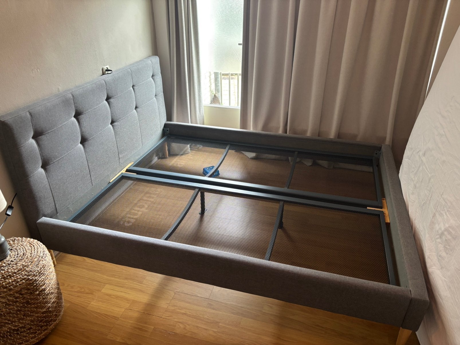 Bed frame 160x200 met twee auping spiraal bodems, Ophalen, Tweepersoons, Zo goed als nieuw, Grijs