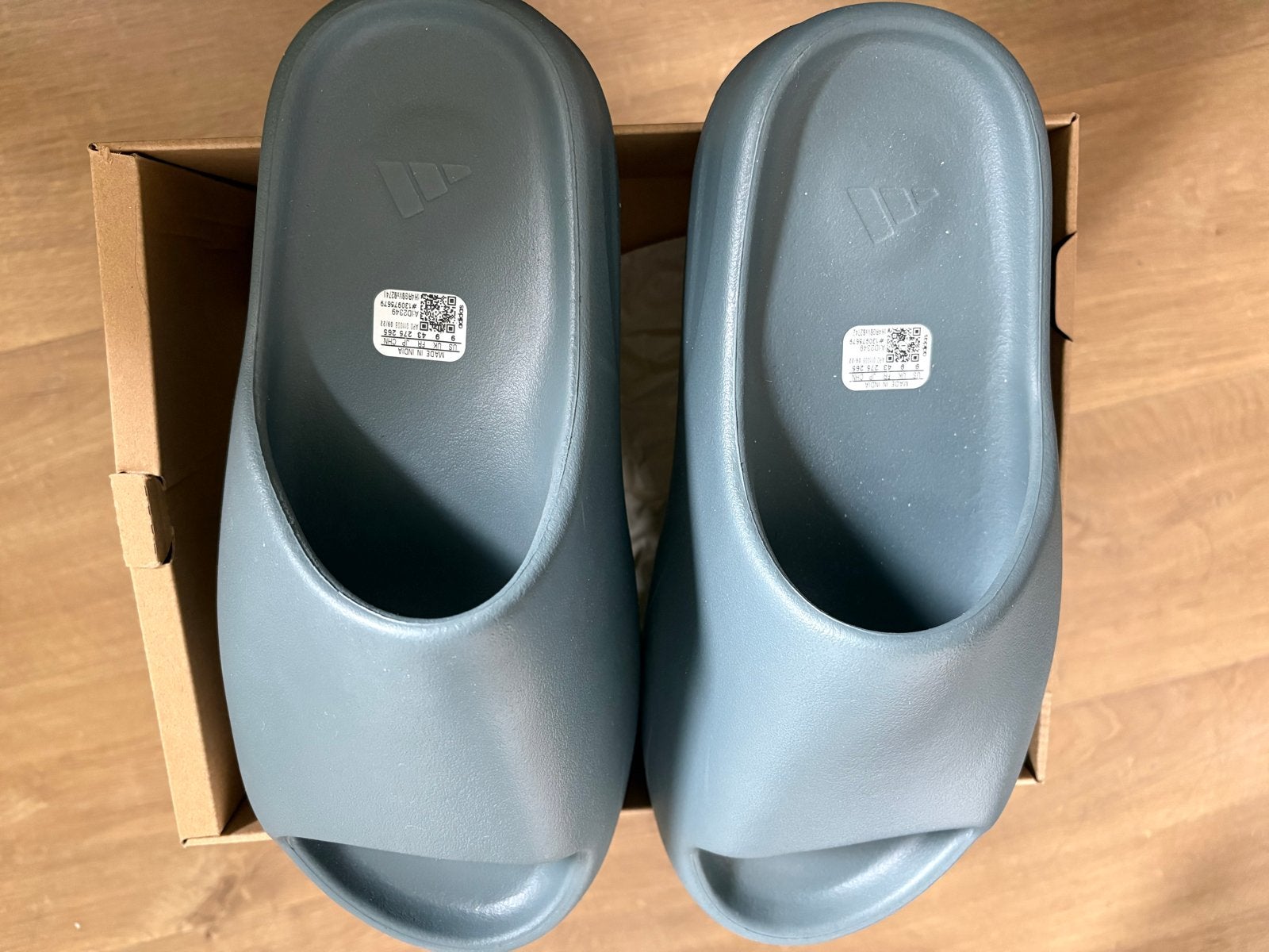Adidas Yeezy Slide 'Slate Grey' - Maat 43 - nieuw in doos, Kleding | Dames, Slippers, Nieuw, Ophalen of Verzenden, Grijs