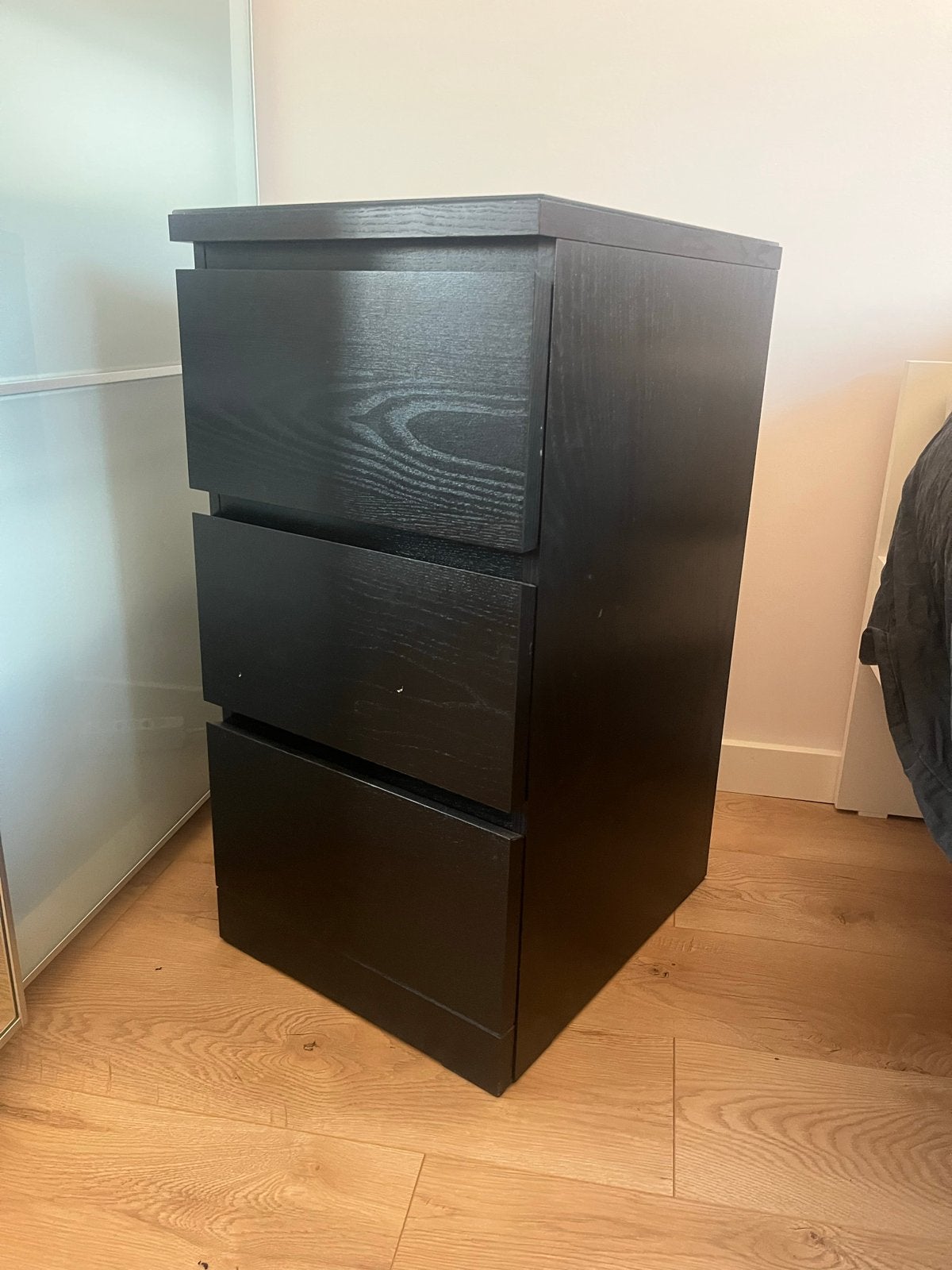 2 IKEA Malm Nachtkastje/Ladekast met Glasplaat, Huis en Inrichting, Kasten | Ladekasten, Ophalen, Minder dan 50 cm, 3 of 4 laden
