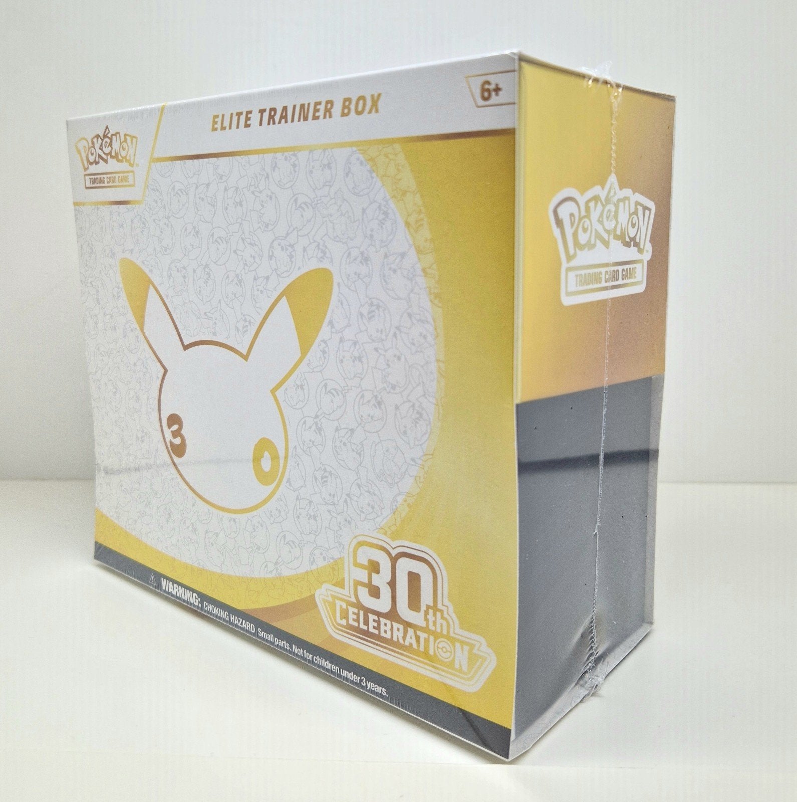 Pokémon 30th Celebration Elite Trainer Box (ETB) gesealed., Ophalen of Verzenden, Nieuw, Boosterbox, Foil