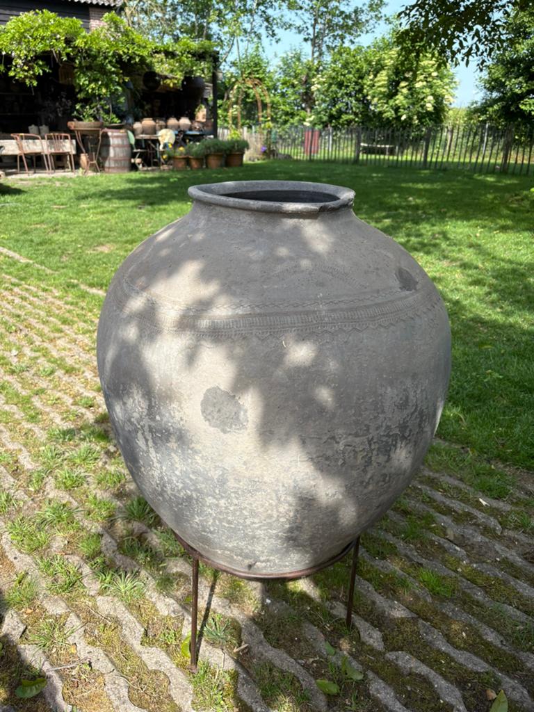 Oude tuimelkruik op ijzeren statief (met scheur!), Huis en Inrichting, Woonaccessoires | Vazen, Ophalen, Gebruikt, Overige kleuren