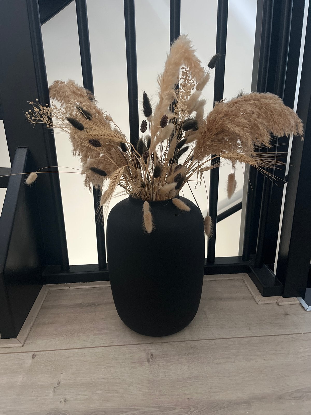 Mat zwarte vaas met droogbloemen, Huis en Inrichting, Ophalen, Gebruikt, Zwart, Geschikt voor droogbloemen