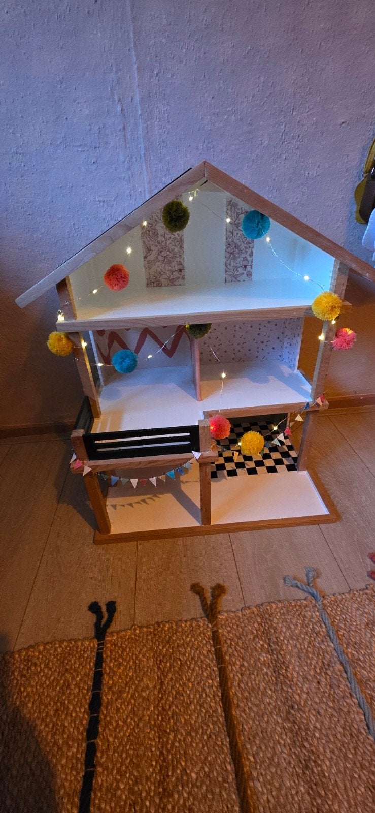 Mooi houten poppenhuis met verlichting en zelfgemaakt behang, Ophalen, Gebruikt, Poppenhuis