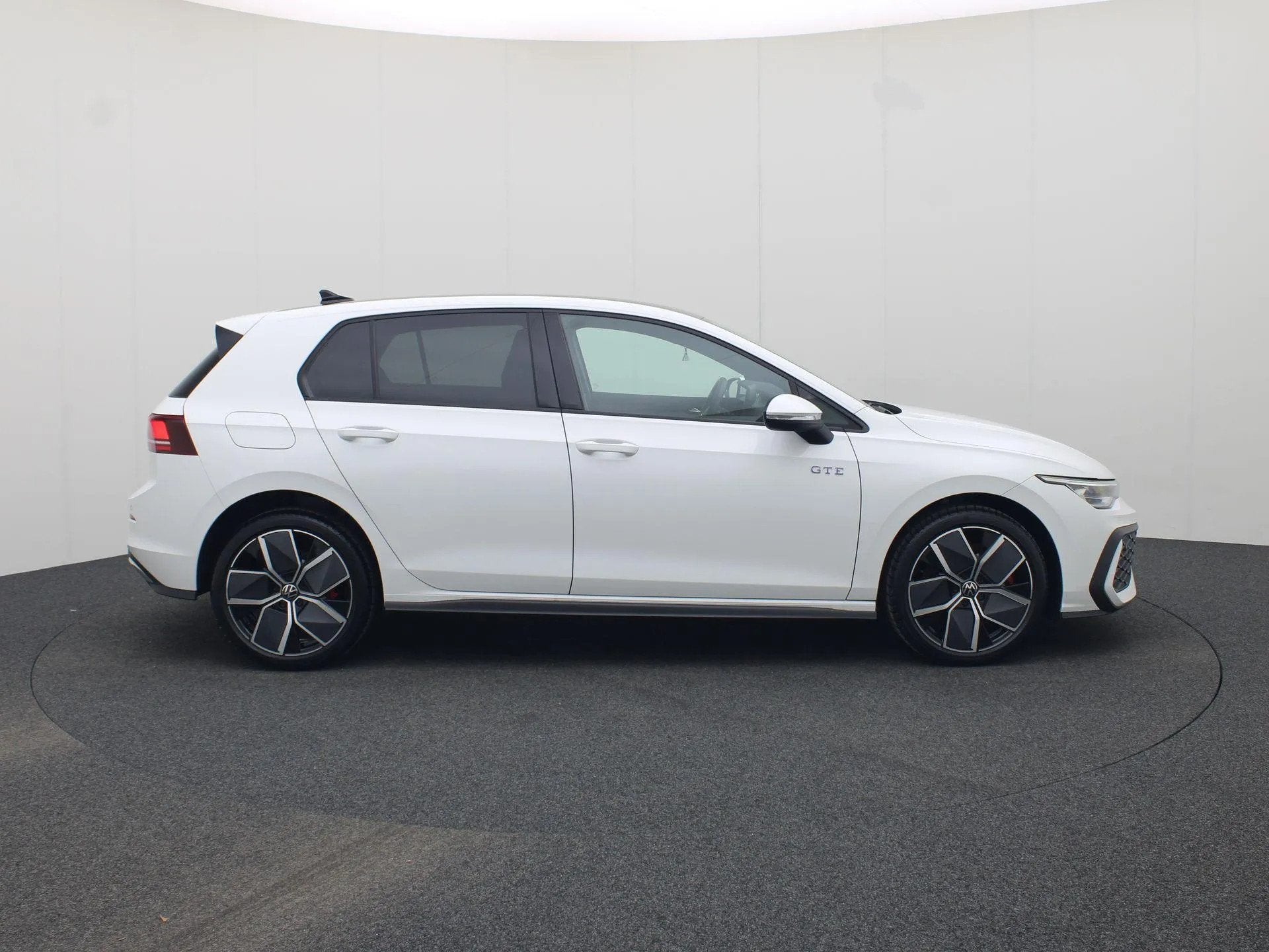 Volkswagen Golf 1.5eHybrid 200kW/272PK GTE (bj 2025), 4 cilinders, 250 km/l, Wit, Plug-in hybride