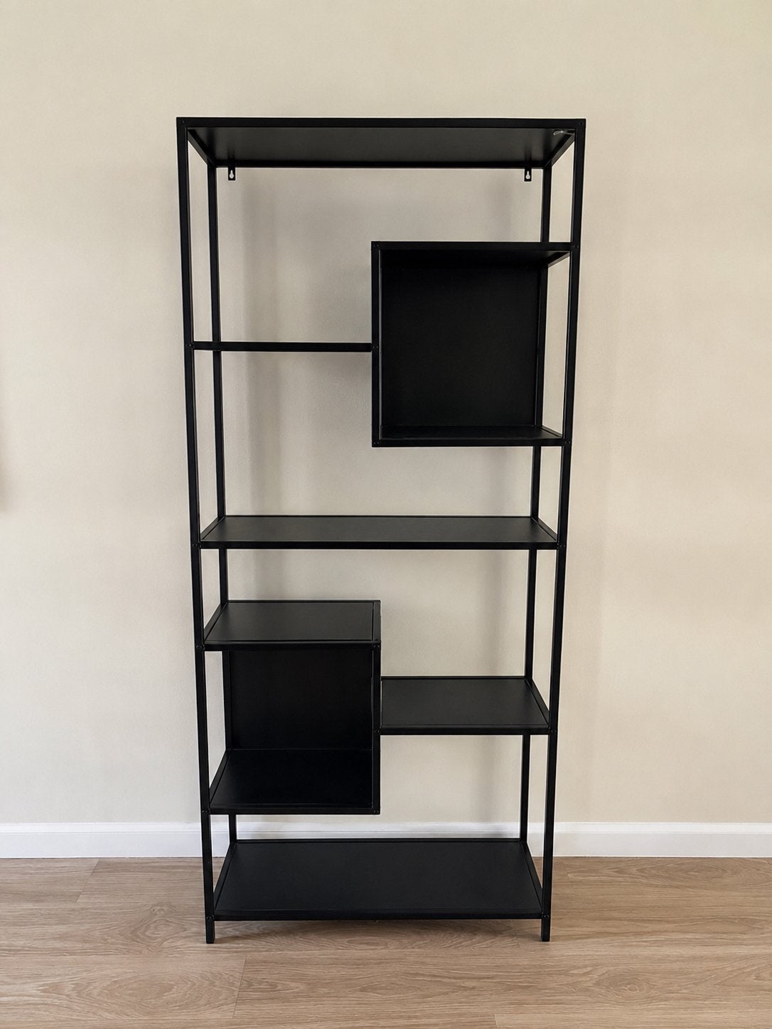 Moderne zwarte schappenkast / boekenkast, Huis en Inrichting, Kasten | Boekenkasten, Ophalen, Met plank(en), 50 tot 100 cm, Zo goed als nieuw