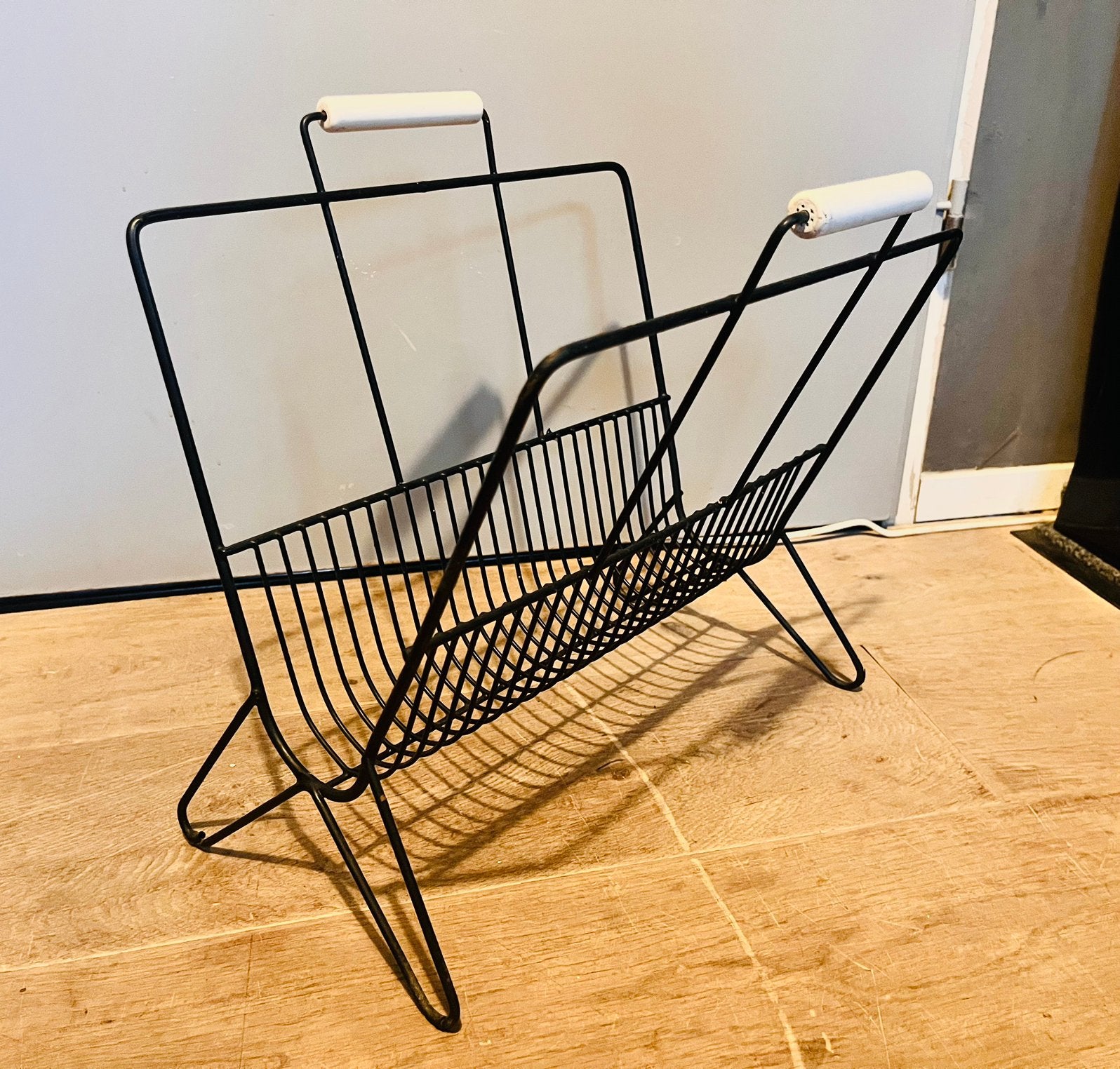 Mid Century zwart metalen magazine standaard, Ophalen of Verzenden, Zo goed als nieuw