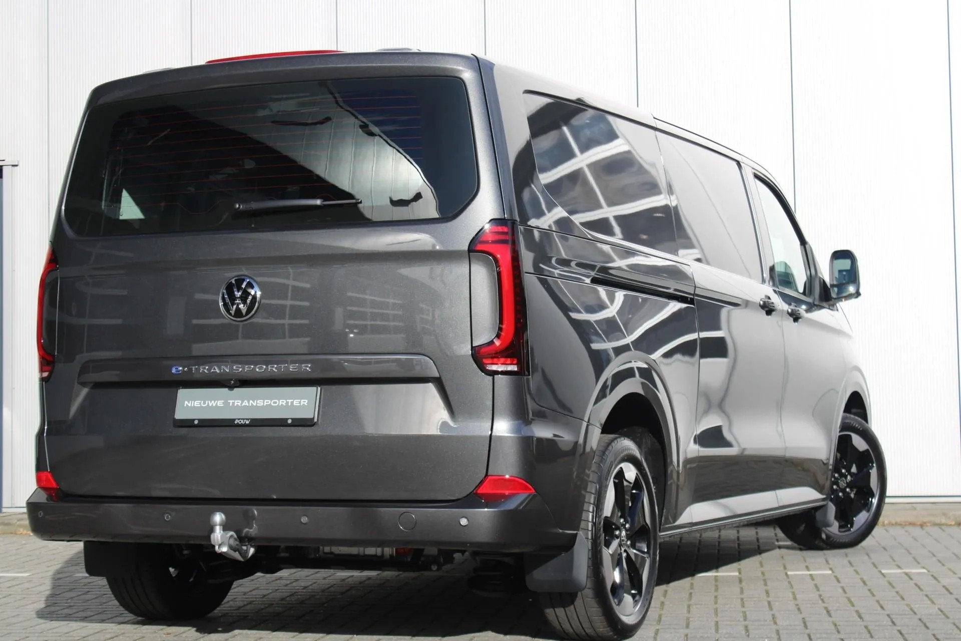 Volkswagen E-Transporter 34 L2H1 218pk Bulli 64 kWh, Automaat, Achterwielaandrijving, 310 km, 2 stoelen