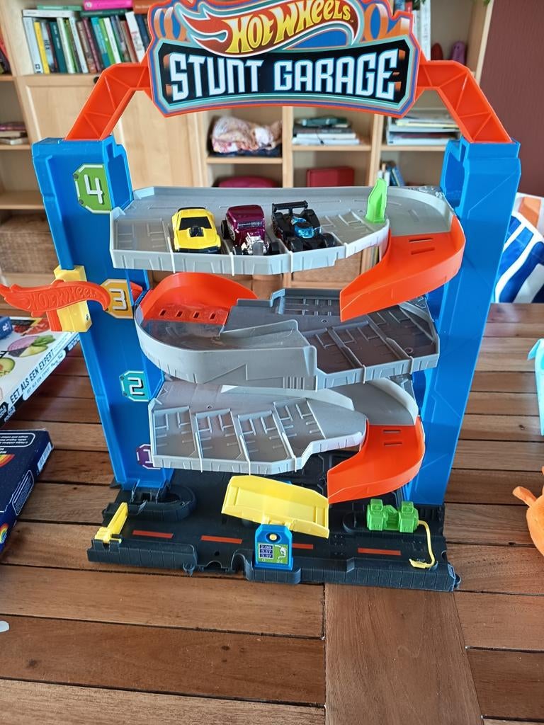 Hot Wheels Stunt Garage met 3 auto's - Zo goed als nieuw, Ophalen, Zo goed als nieuw