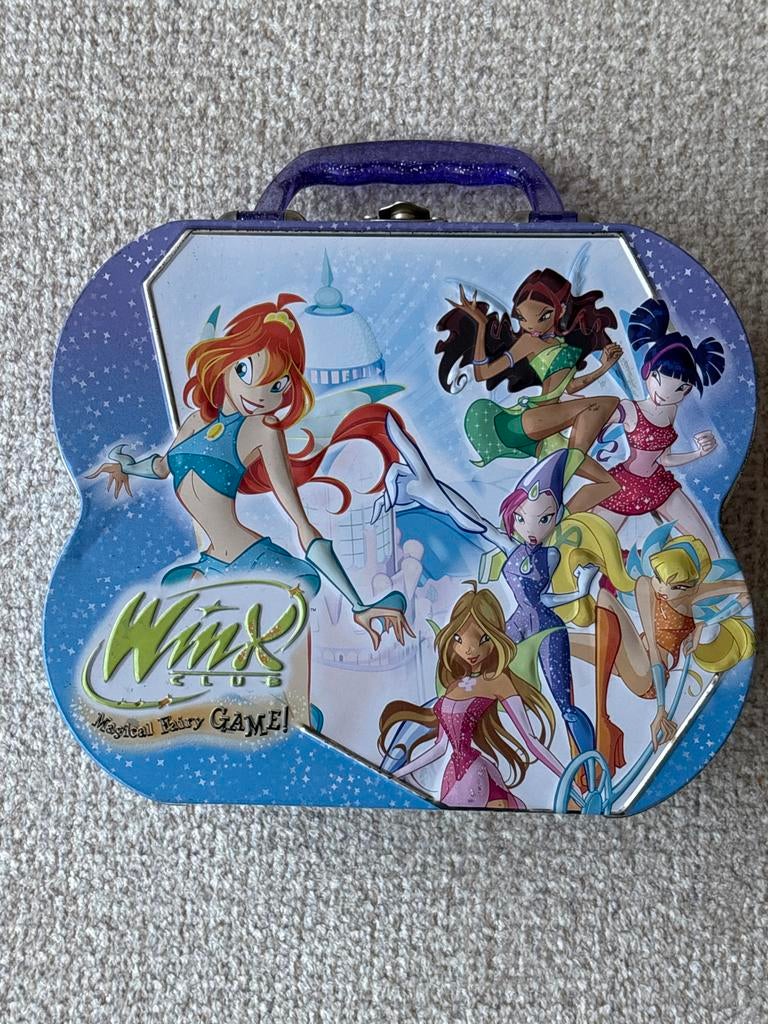 Winx Club Magical Fairy Game in blikken doos, Een of twee spelers, Ophalen of Verzenden, Zo goed als nieuw