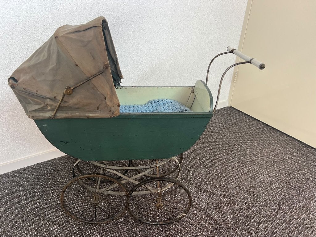 Antieke poppenwagen uit 1930, Ophalen