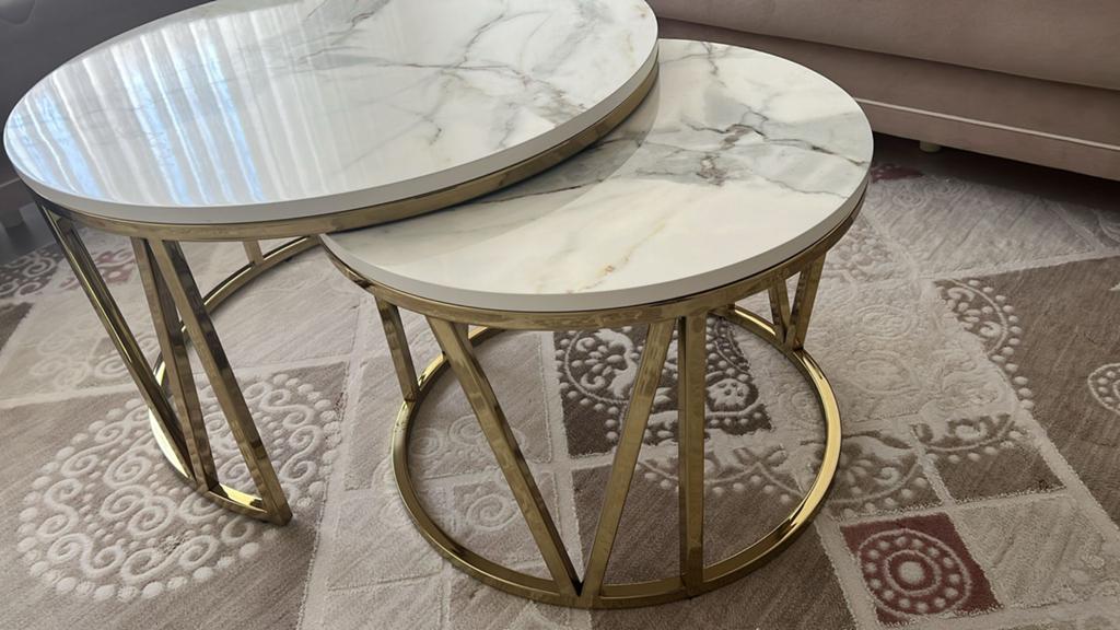 Set van 2 marmerlook salontafels met gouden onderstel, Huis en Inrichting, Tafels | Salontafels, Rond, Zo goed als nieuw, Metaal