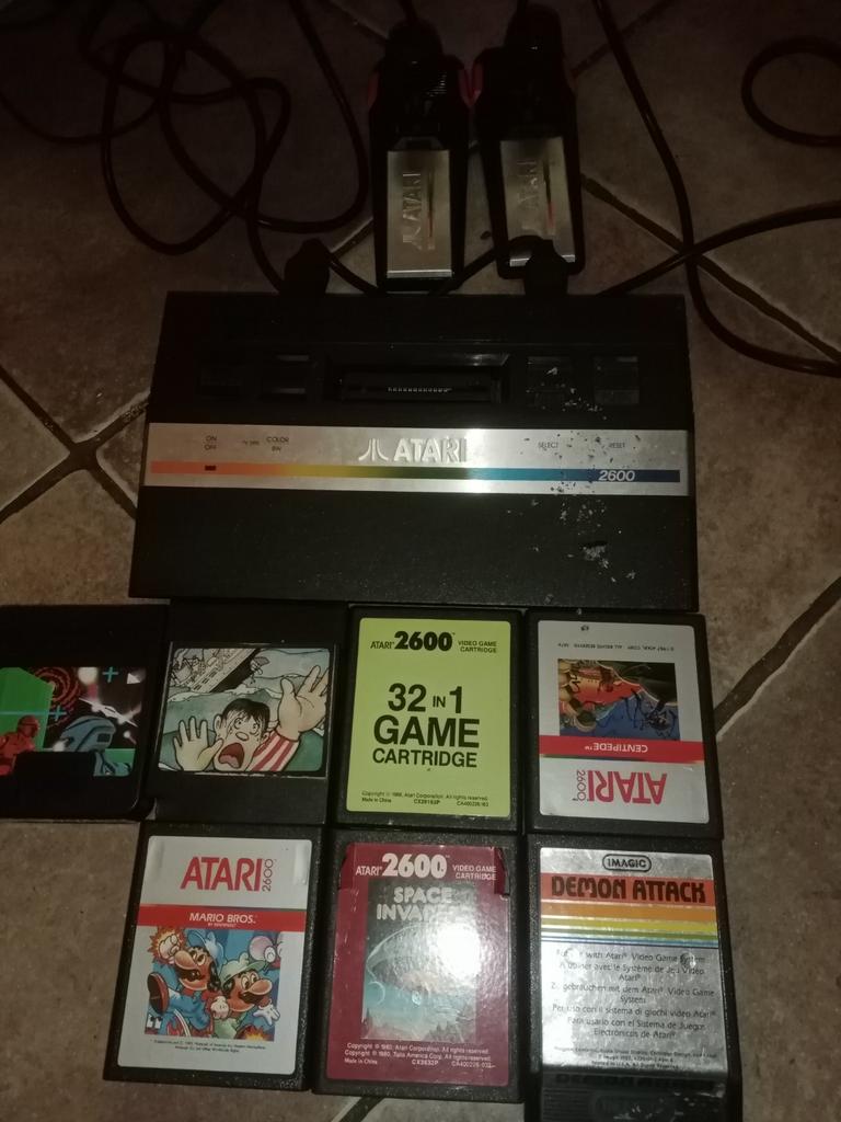 Atari 2600 met 2 controllers en 6 games, Spelcomputers en Games, Spelcomputers | Atari, Ophalen of Verzenden