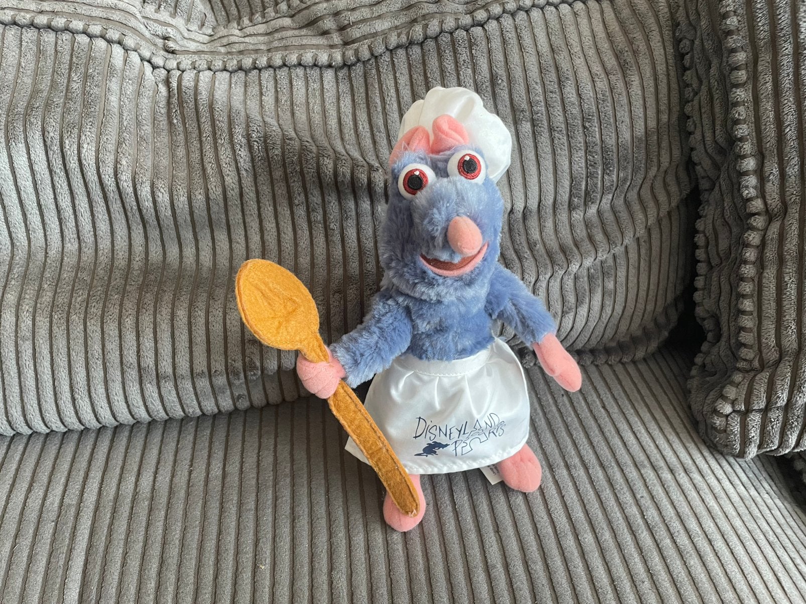 Disneyland Paris knuffel Rattetouille rat Remy met pollepel, Ophalen of Verzenden, Overige figuren, Zo goed als nieuw, Knuffel
