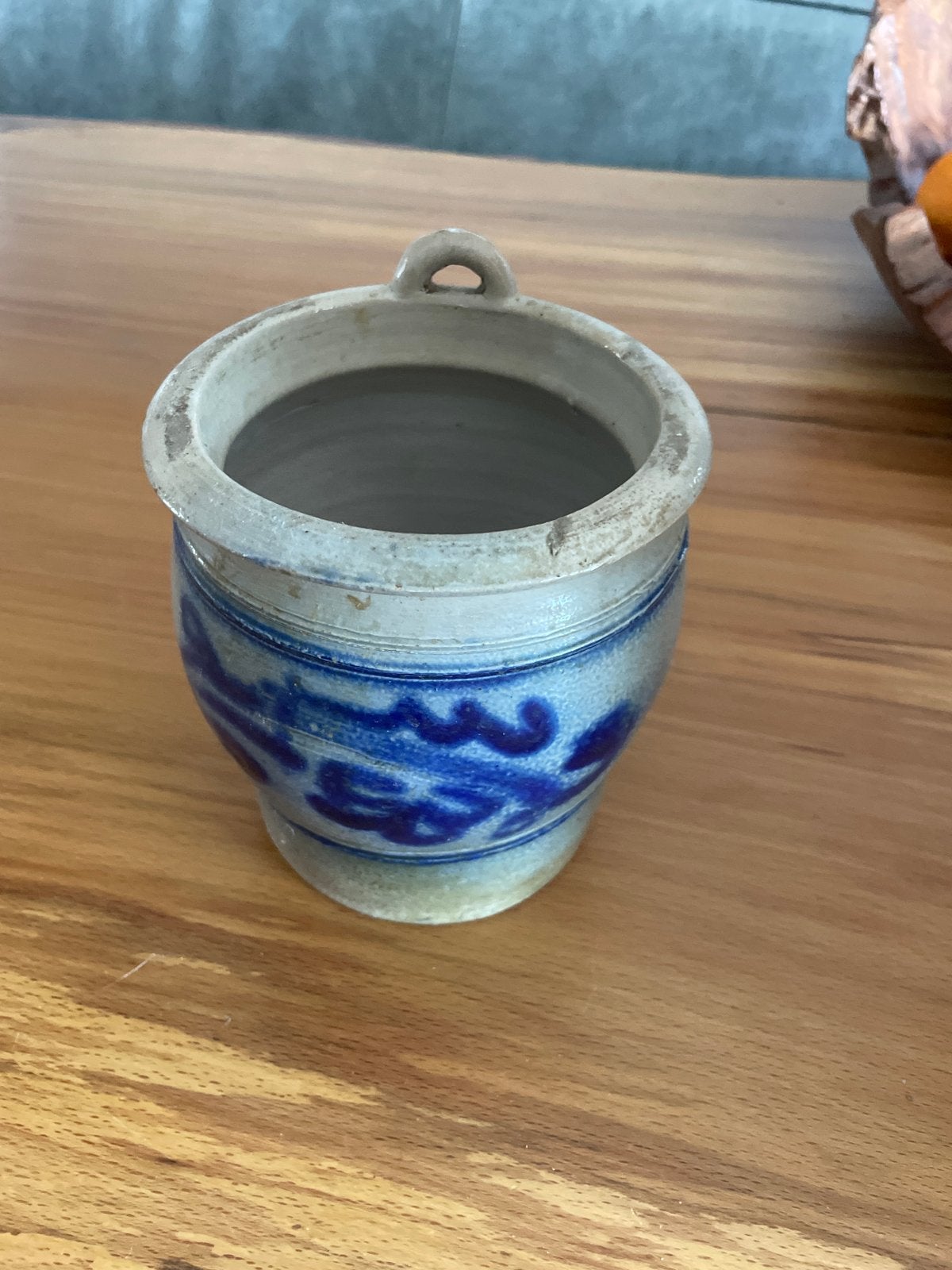 Antieke zoutpot van steengoed met kobaltblauwe decoratie, Ophalen
