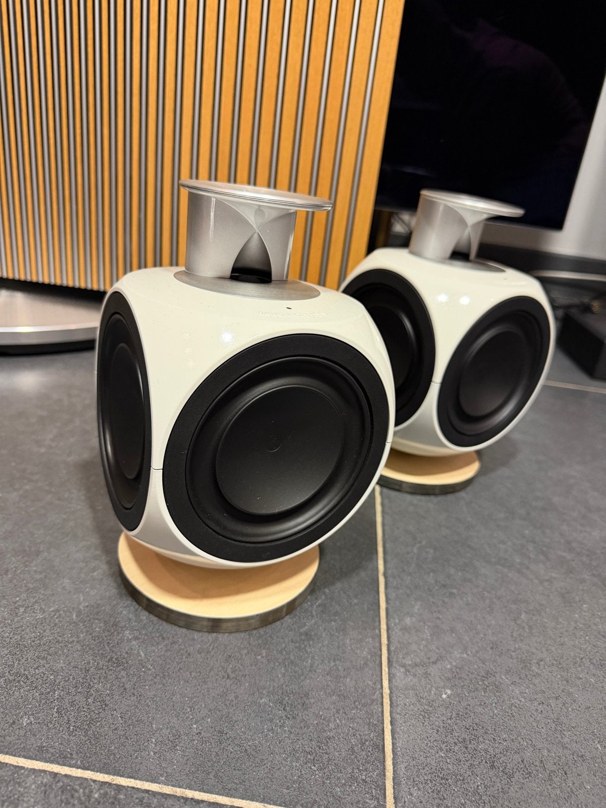Witte Beolab 3 - Refurbished Bang & Olufsen B&O Speakers, 150 watt of meer, Inclusief muurbeugels, Speakerset, Refurbished