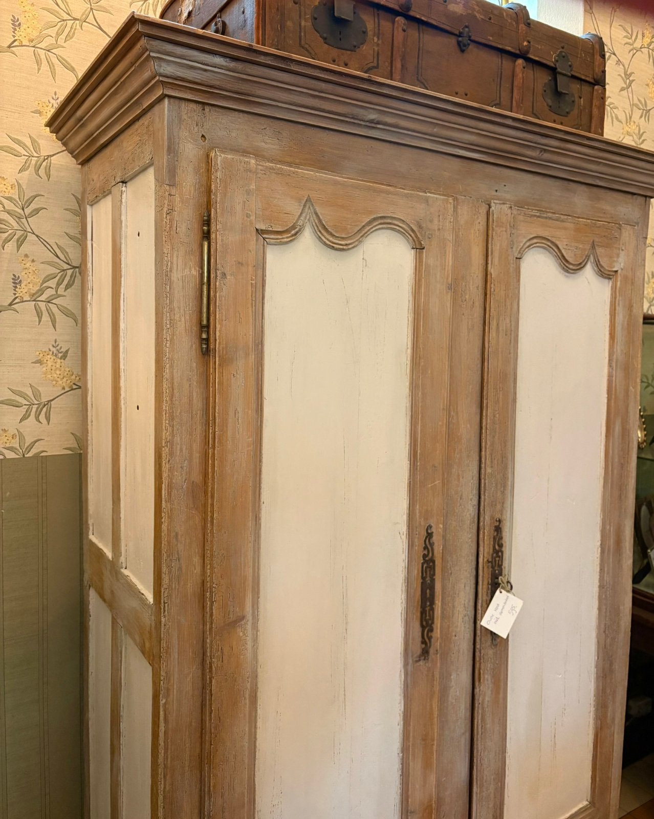 Oude houten hang en leg kast, 2 deurs, witte details, Ophalen