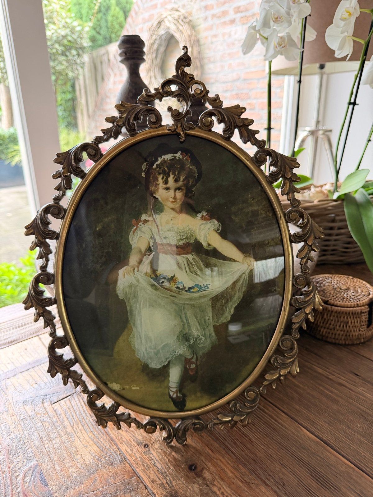 Antieke fotolijst met afbeelding van meisje, Gebruikt, Ophalen of Verzenden, Fotolijst, Goud