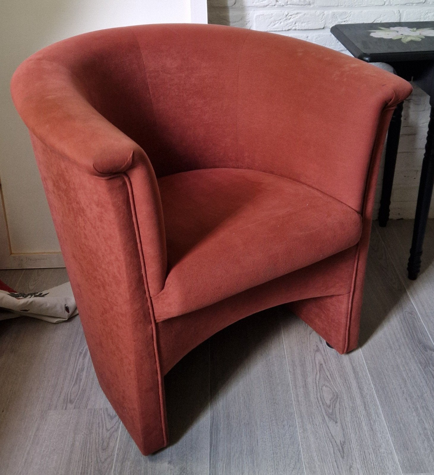 Comfortabele terracotta fauteuil, Ophalen, Gebruikt, 75 tot 100 cm, 50 tot 75 cm