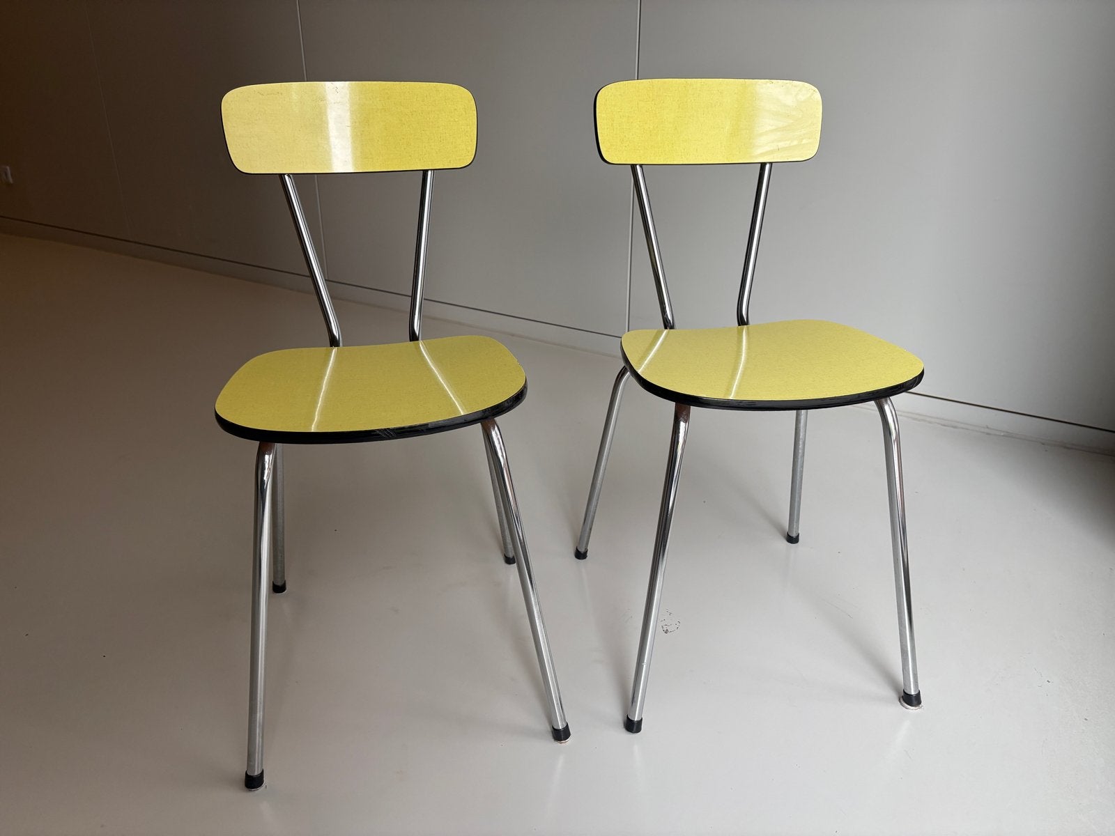 Set van 2 vintage formica stoelen - geel met chromen poten, Huis en Inrichting, Ophalen, Gebruikt, Twee, Overige kleuren