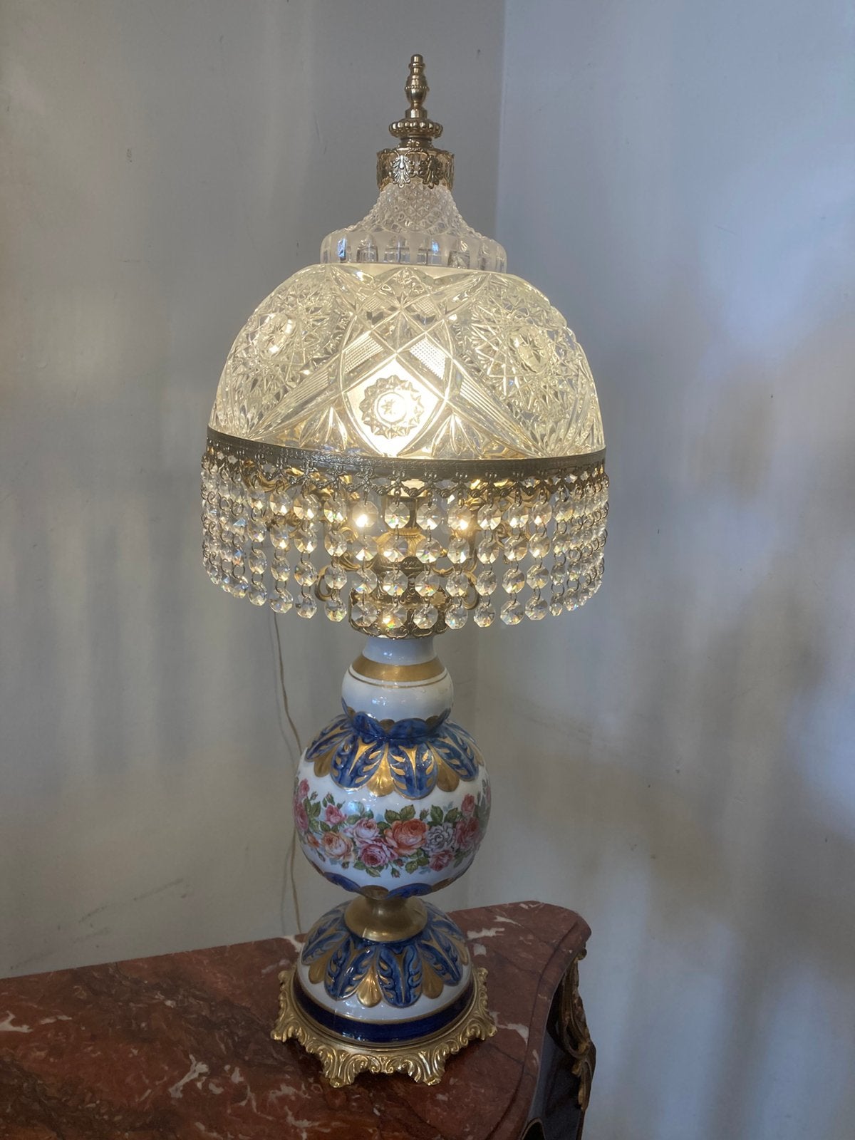 Antieke porseleinen lamp met echte Cristal kap 70 cm hoog, Antiek en Kunst, Antiek | Lampen, Ophalen