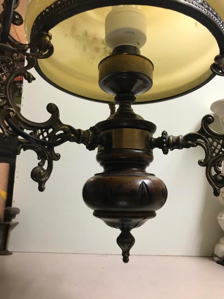 Houten plafondlamp met metalen details en rookglazen kap, Antiek en Kunst, Ophalen of Verzenden