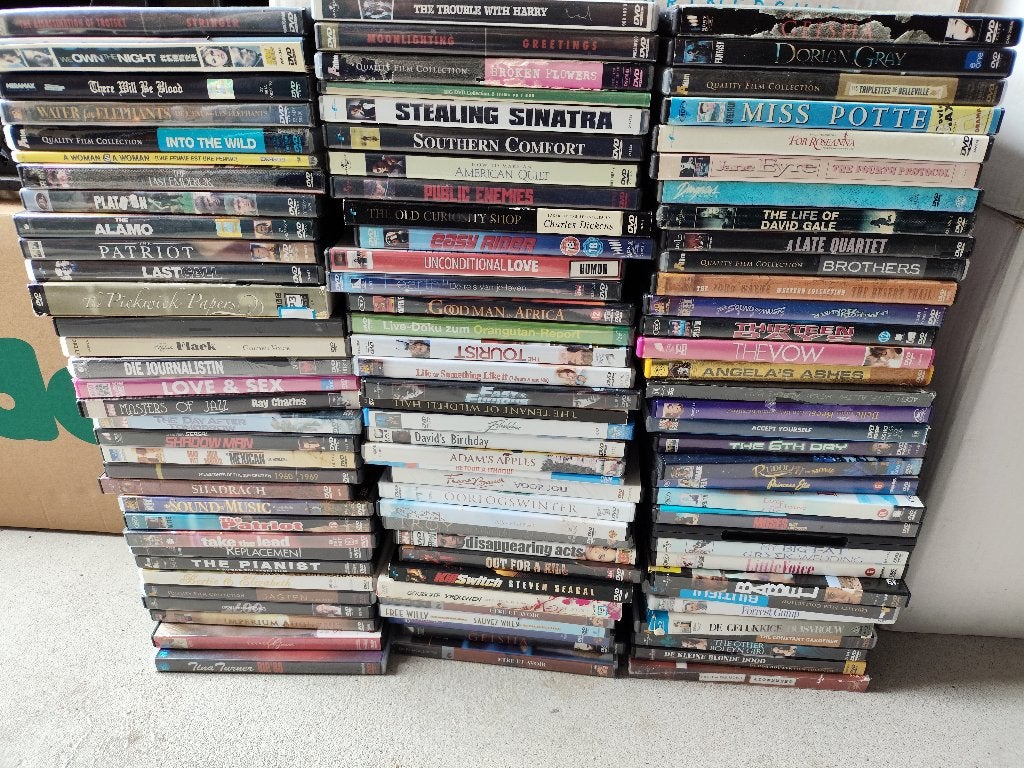 Lot met 555 dvd's in nette staat. Sommige gesealed. 5 foto's, Ophalen