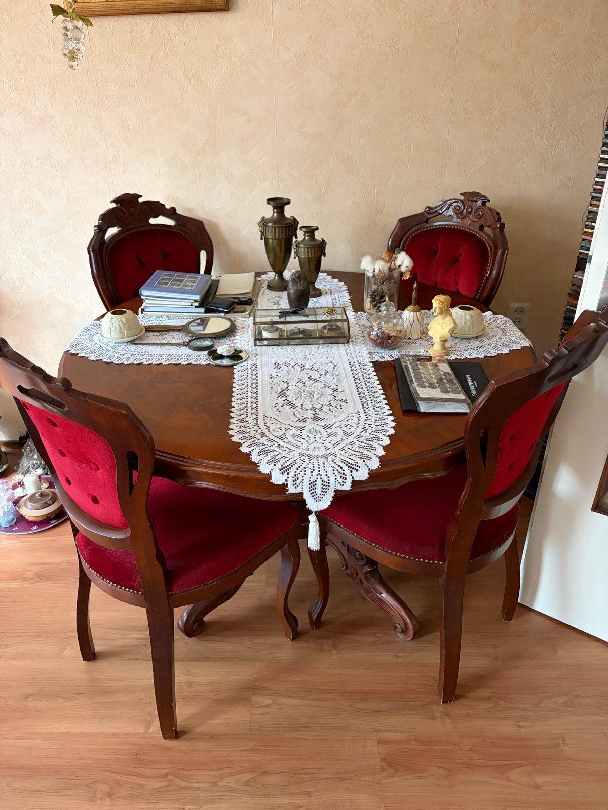 Barok Eettafel met 4 Stoelen - Donker Hout & Rood Fluweel, Ophalen