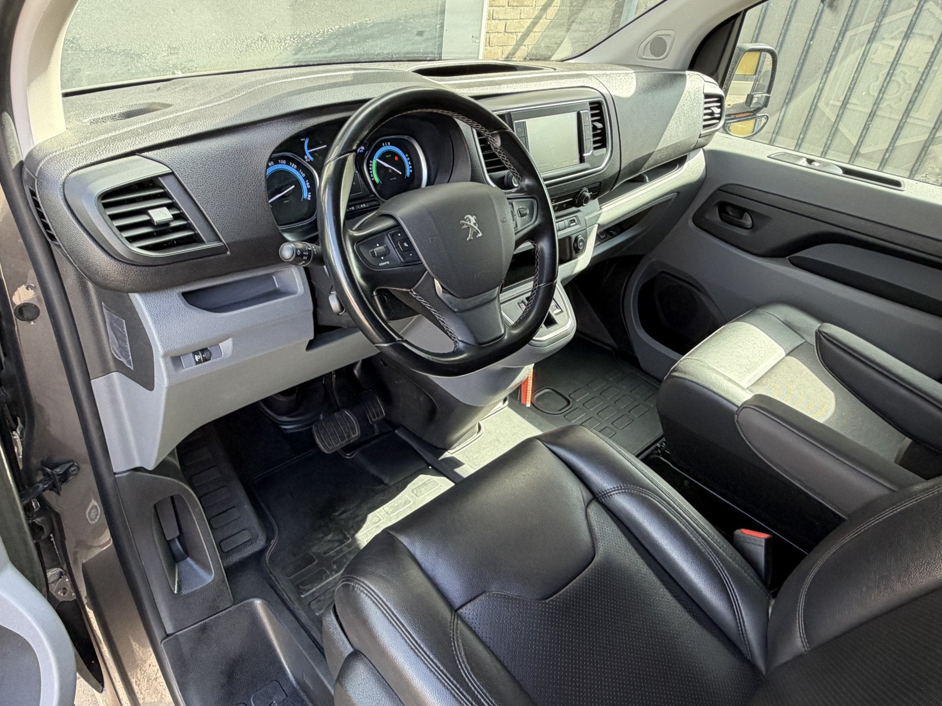 Peugeot e-Expert Standard Premium 75 kWh Cruise Control/acht, Auto's, Bestelauto's, 136 pk, Gebruikt, Zwart, Leder en Stof