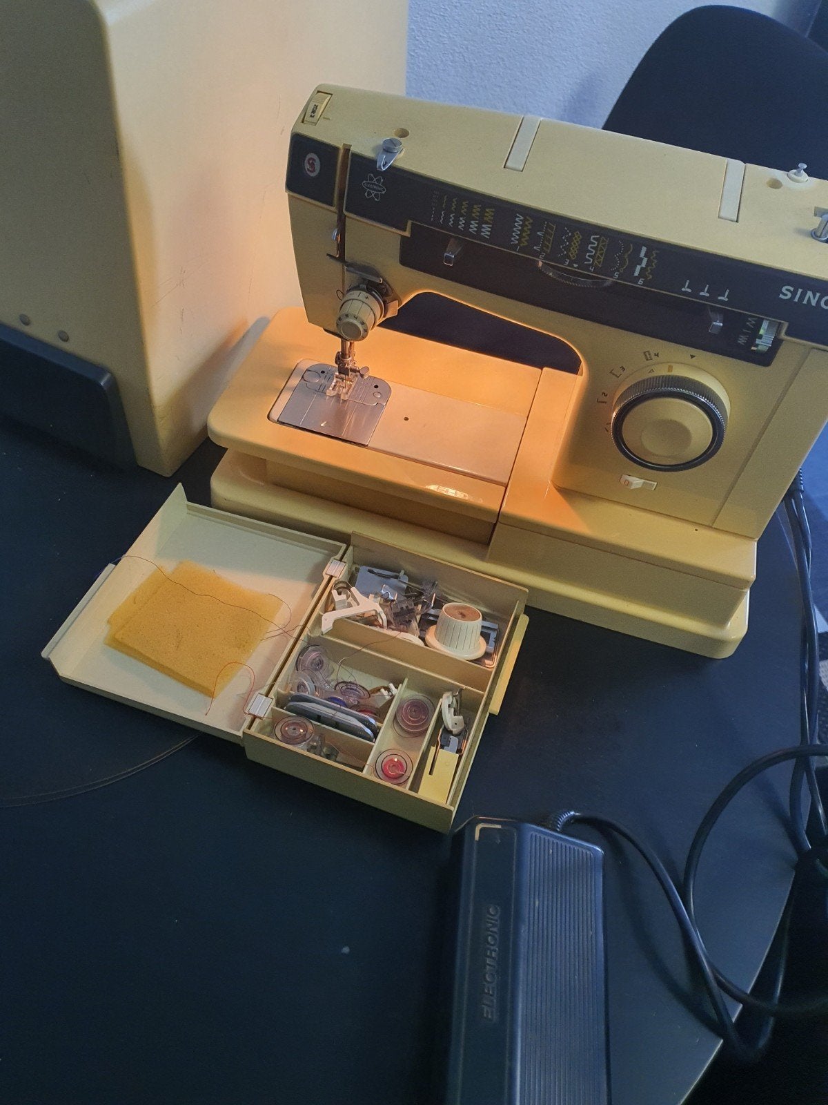 Singer 7136 Naaimachine met accessoires en koffer, Hobby en Vrije tijd, Ophalen, Gebruikt, Naaimachine, Singer