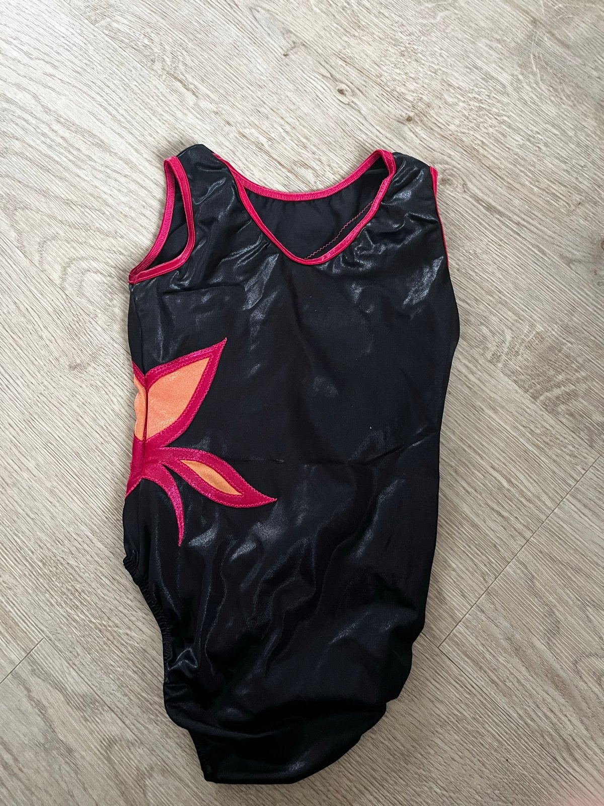 Turnpakje zwart met roze/oranje bloem en steentjes, Zwart, Ophalen of Verzenden, Maat 34 (XS) of kleiner, Fitness of Aerobics