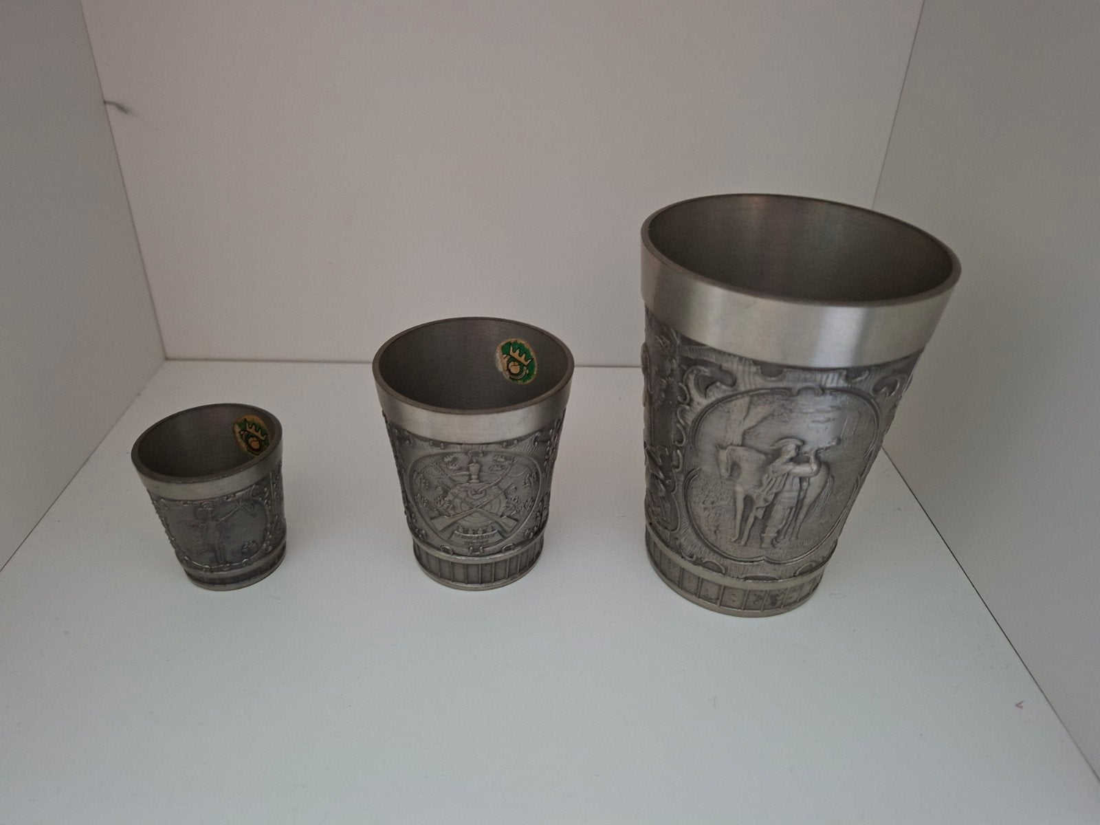 Set van 3 tinnen bekers met reliëf, Antiek en Kunst, Ophalen of Verzenden
