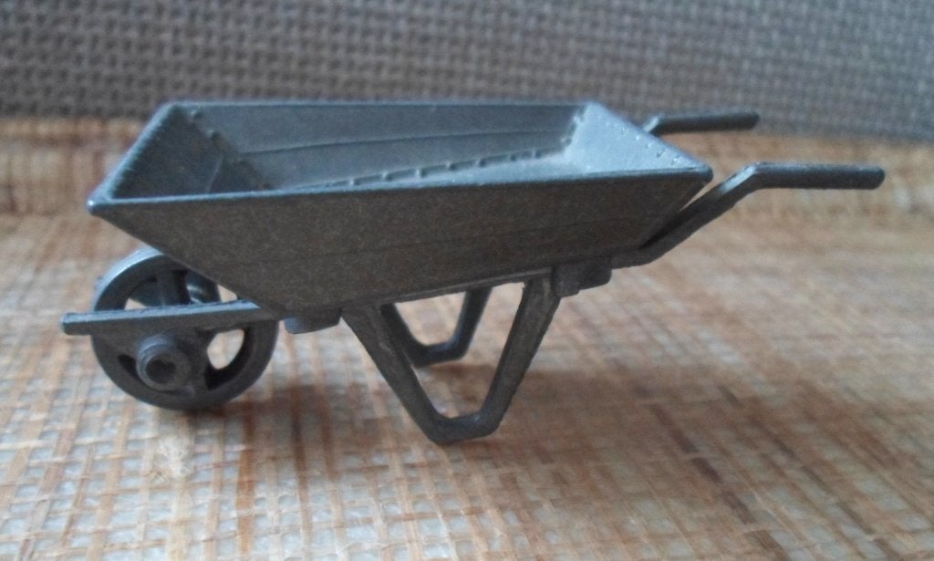Tin miniatuur kruiwagentje. Wieltje draaibaar. Poppenhuis., Antiek en Kunst, Ophalen of Verzenden