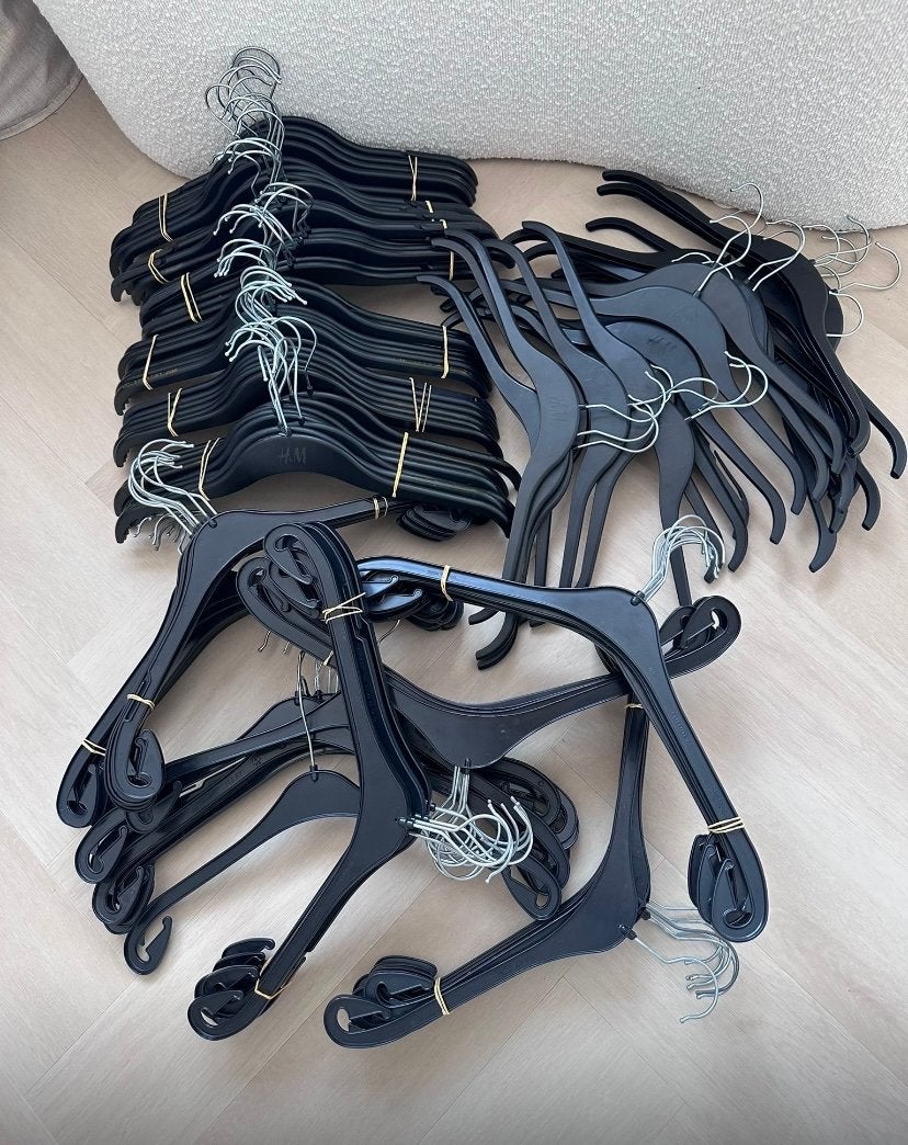 Grote partij zwarte kledinghangers  (H&M), Ophalen of Verzenden, Gebruikt, Kunststof, Volwassenen