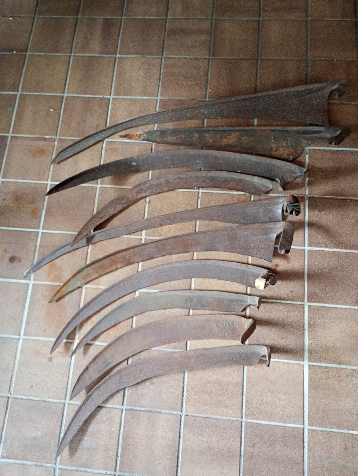 Verzameling antieke zeis bladen., Ophalen