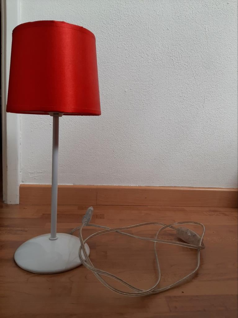 Moderne tafellamp met rode kap, Gebruikt, Ophalen of Verzenden, Stof, Modern