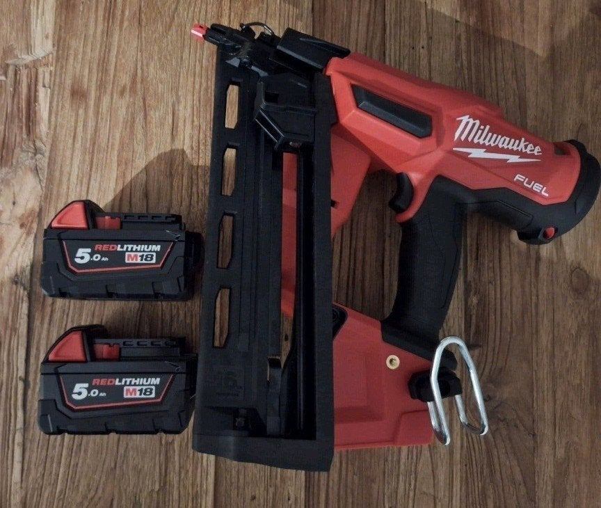 Milwaukee afwerktacker M18FNGA16 met 2x 5.0Ah accu's, Ophalen, Zo goed als nieuw, Tacker/nietmachine, Milwaukee
