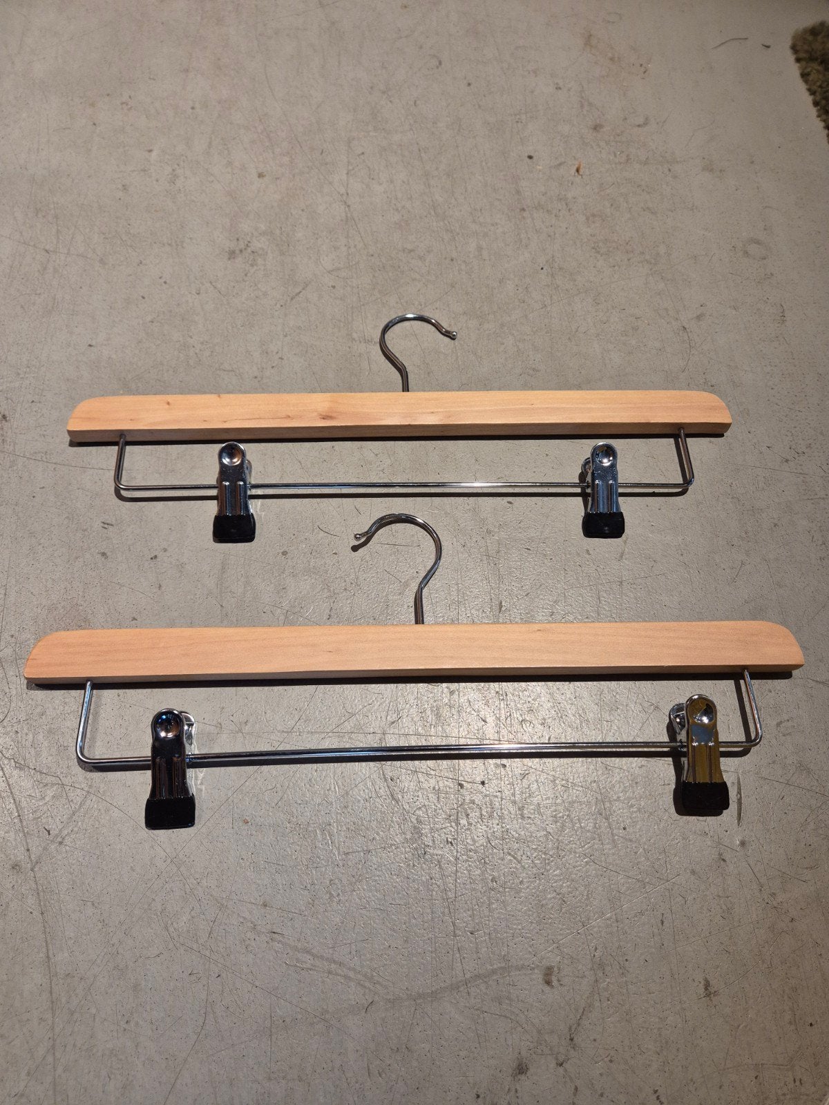 90 Houten Kleding- en Broekhangers met Clips, Ophalen of Verzenden, Gebruikt, Hout, Volwassenen