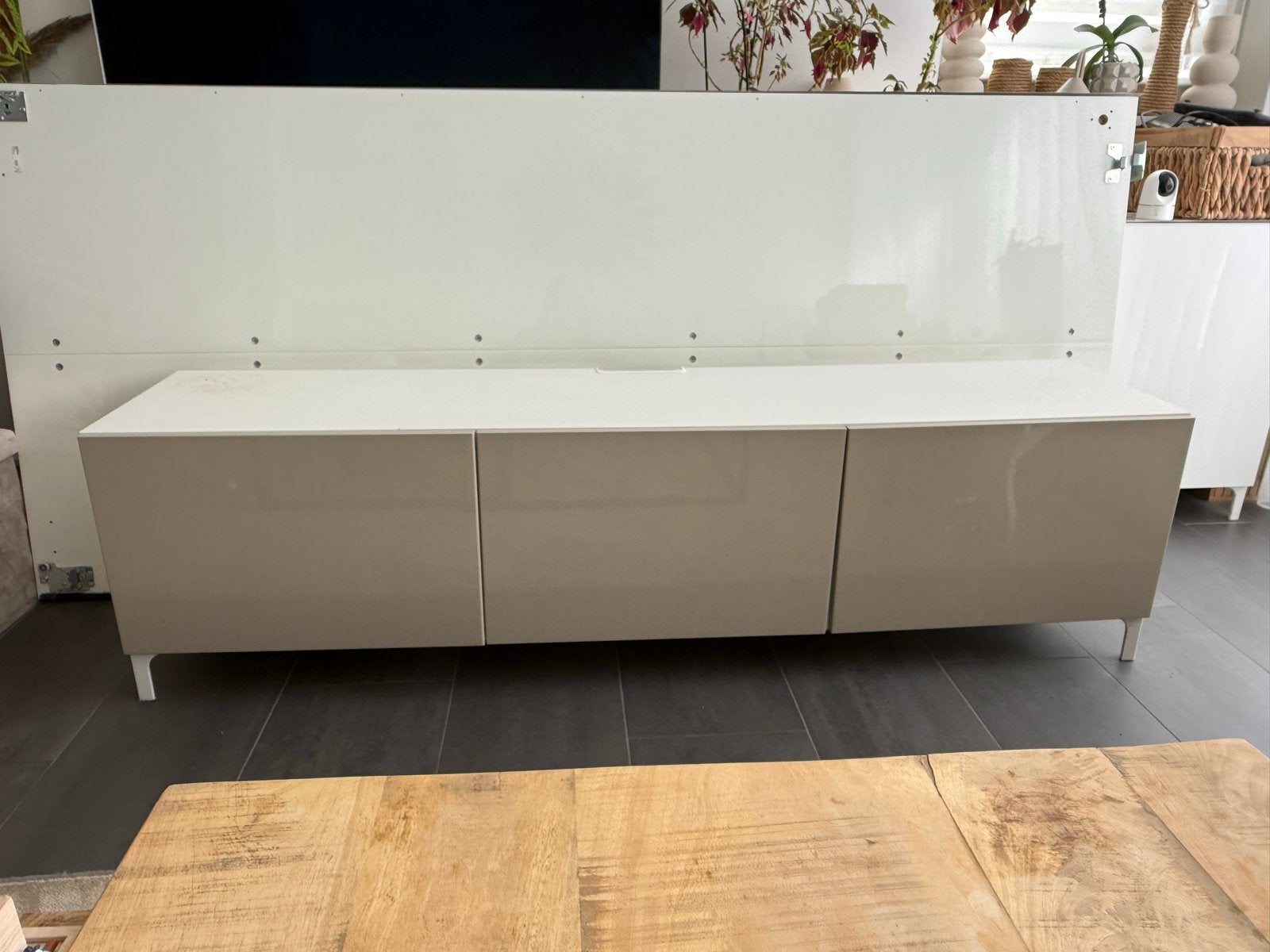 Besta tv meubel met beige hoogglans deuren, Ophalen, Kunststof, Gebruikt, 150 tot 200 cm