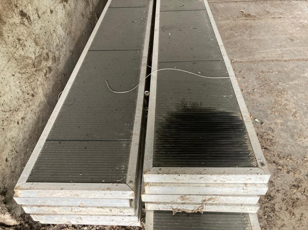 Uitloopluiken freiland stal sandwich zwart aluminium kader, Ophalen