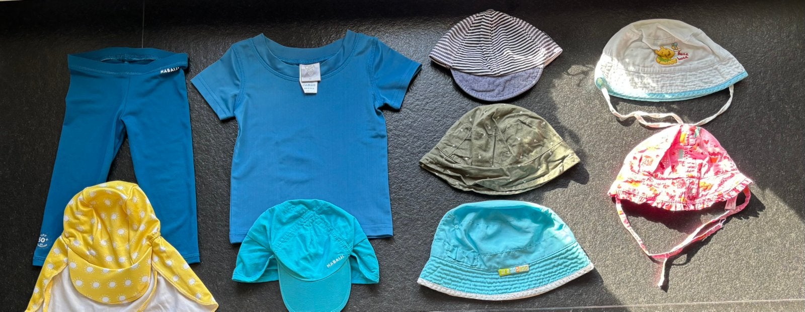 Zwem / UV kleding mt 92 en bij aankoop zonnepetjes gratis, Kinderen en Baby's, Babykleding | Baby-zwemkleding, Ophalen, Zo goed als nieuw