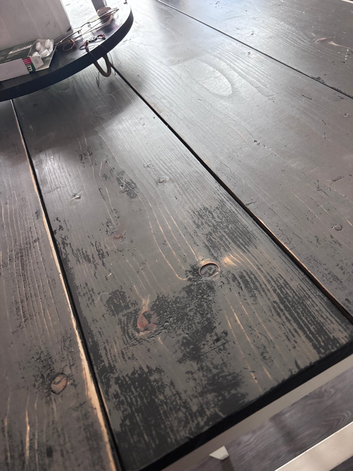 Foto 3 van Set van 4 witte barkrukken en robuuste houten bartafel