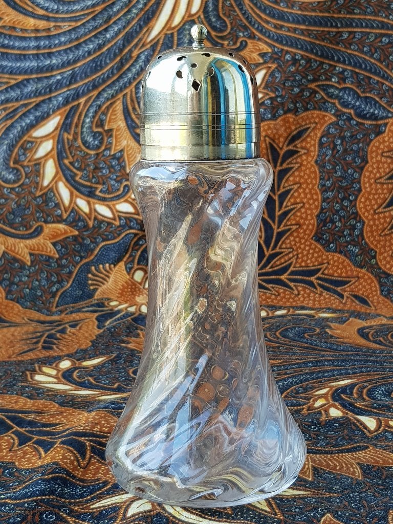 Mooie antieke strooier uit Engeland van glas en silverplate.