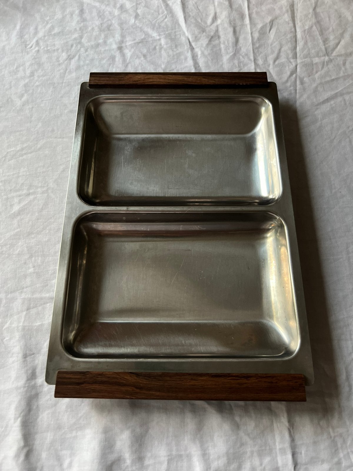 Vintage Deense RVS design serveertray met houten handgrepen, Huis en Inrichting, Ophalen, Metaal, Vintage, Schaal of Schalen