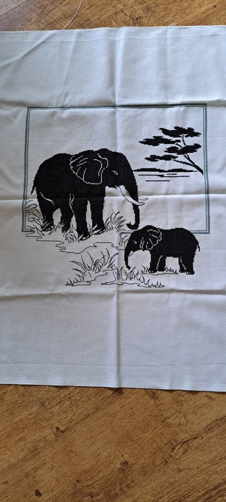 Geborduurd doek met olifanten - Handborduren, Ophalen of Verzenden, Nieuw, Handborduren, Overige typen